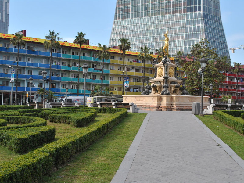 Avrupa Meydanı, hem gotik yapıları, hem SSCB döneminden kalma sosyal konutları hem de yüksek gökdelenleri ile şehrin tarihinin adeta kısa bir özeti gibi...