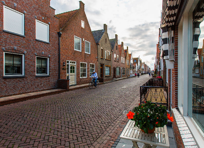 lets-go-amsterdam-01-825x600