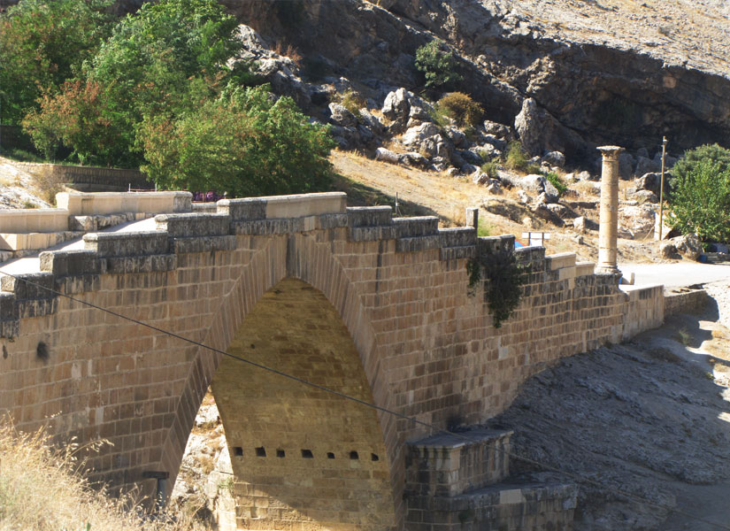 Gün Batımını izlemek için Nemrut'a çıkmadan önce meşhur Cendere Köprüsü'nden de geçtik.