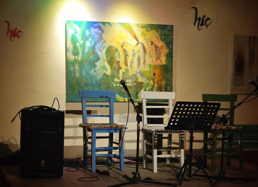 Öğrencilerin buluşma noktası Hiç Kafe'de bazı akşamlar canlı müzik yapılıyor.