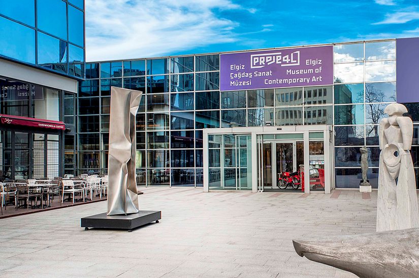 Elgiz Müzesi'nin girişinde yer alan "Heykel Üçgeni"nden bir kare.