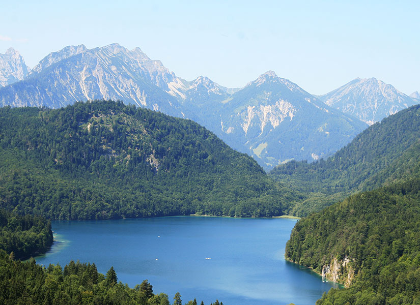 Neuschwanstein Şatosu'nun seyir alanı masal gibi bir manzara sunuyor.