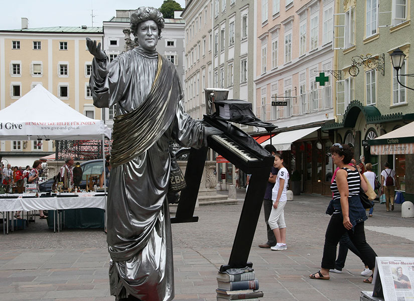 Salzburg sokaklarını şenlendiren sanatçıların sürprizlerine bayılacaksınız.