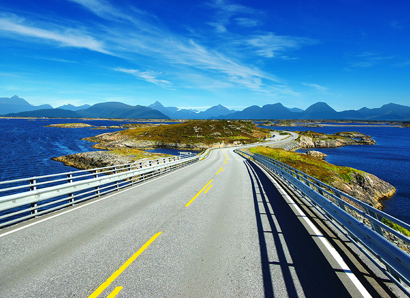 Minik adaların üstünden geçerek iki yakayı birbirine bağlayan Atlantik Yolu.