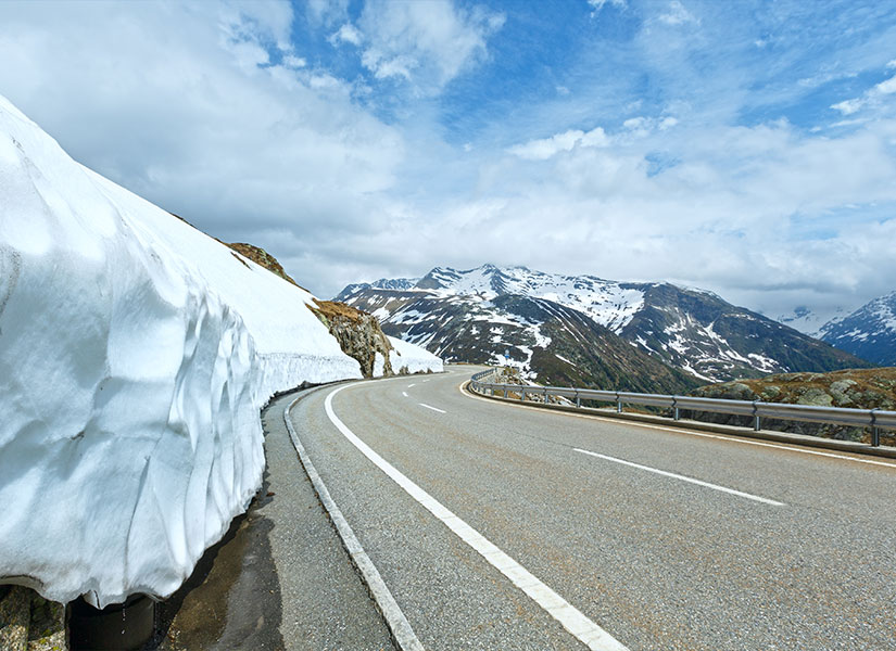 Grimsel geçidinde, yeşile doyacağınız bir yol macerasına hazır olun.