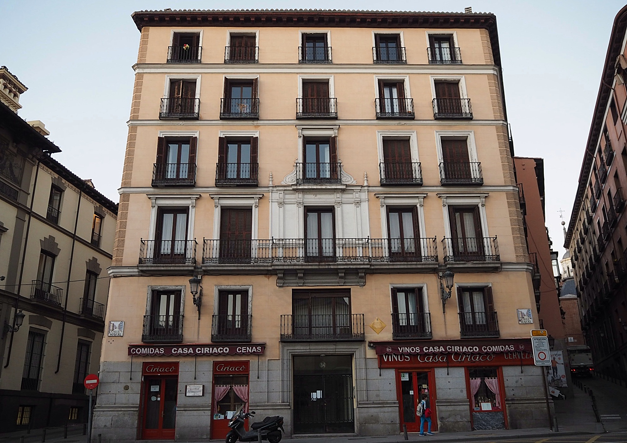 Buraya girip, en meşhur yemeği olan fırında süt kuzusunu denemeden çıkmayın derim.