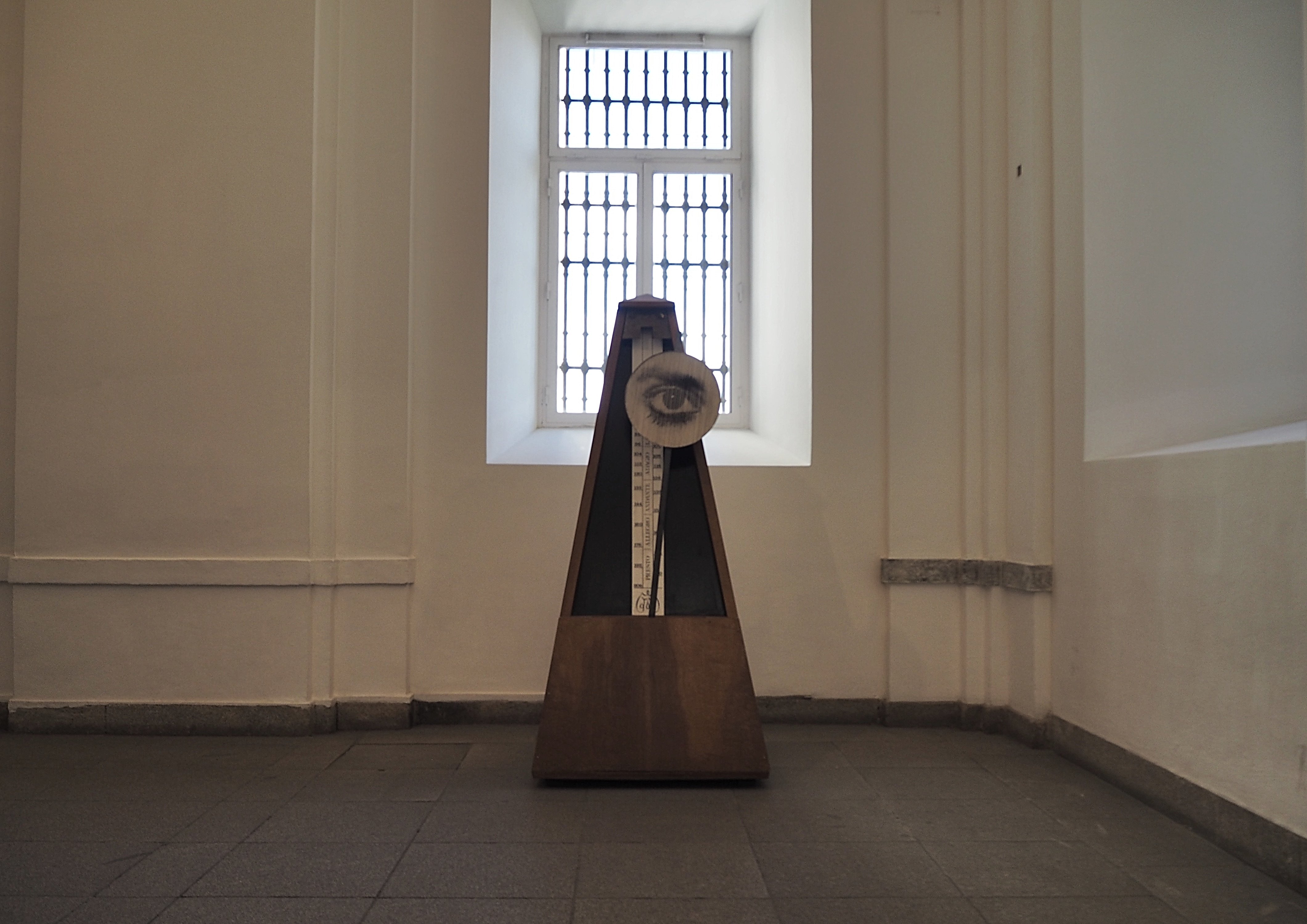 Man Ray’in Indestructible Object heykelinin replikası