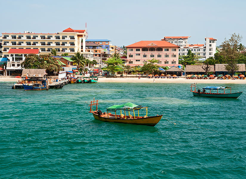 Sihanoukville; hareketli gece hayatı ve ekonomik konaklama seçenekleri ile popüler bir tatil rotası.