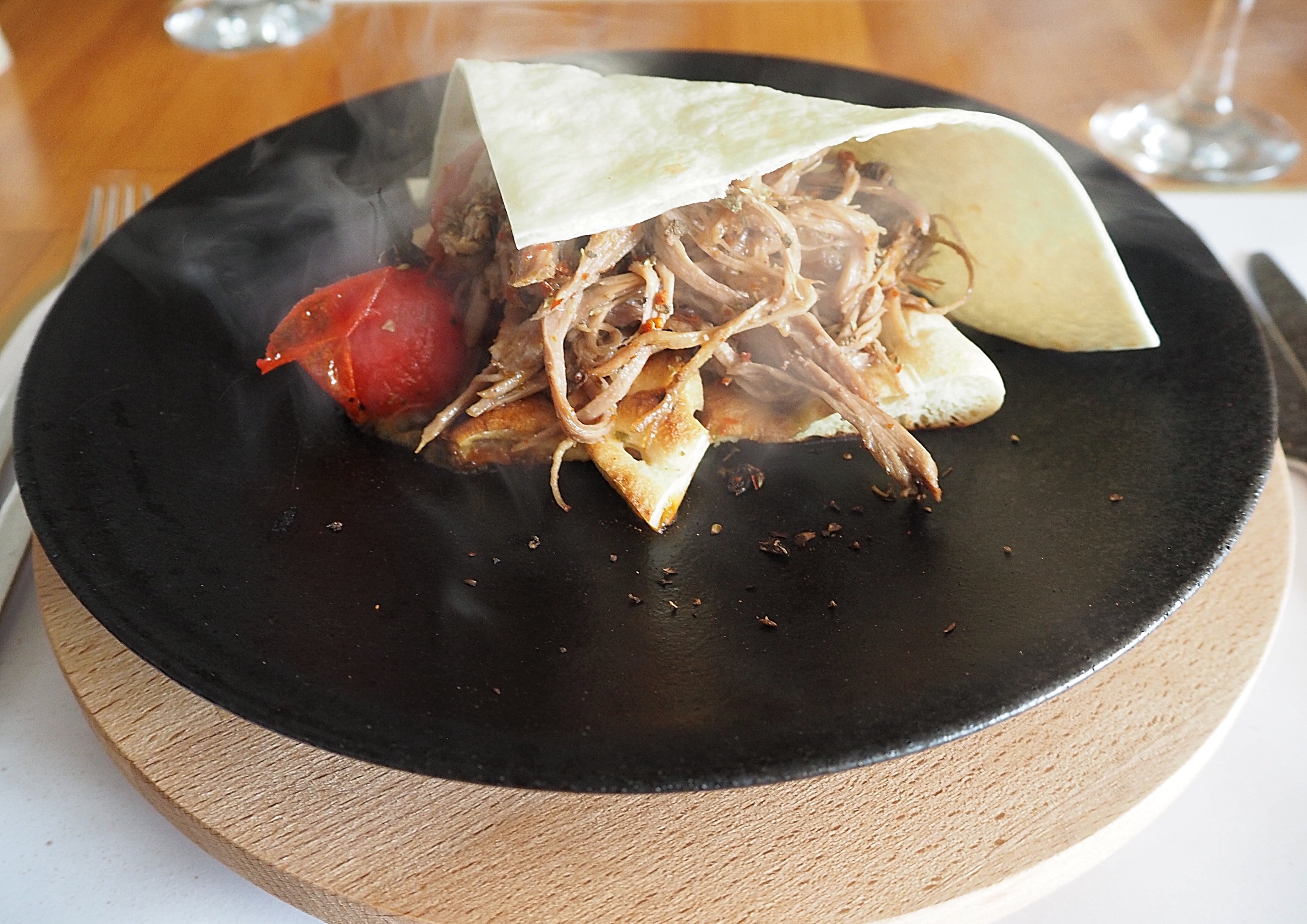 Bitlis yöresinden dumanı üstünde tiftik kebabı