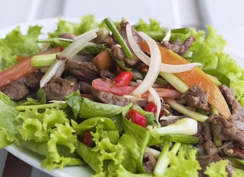 Oldukça doyurucu olan salata, dana eti biftekle hazırlanıyor.