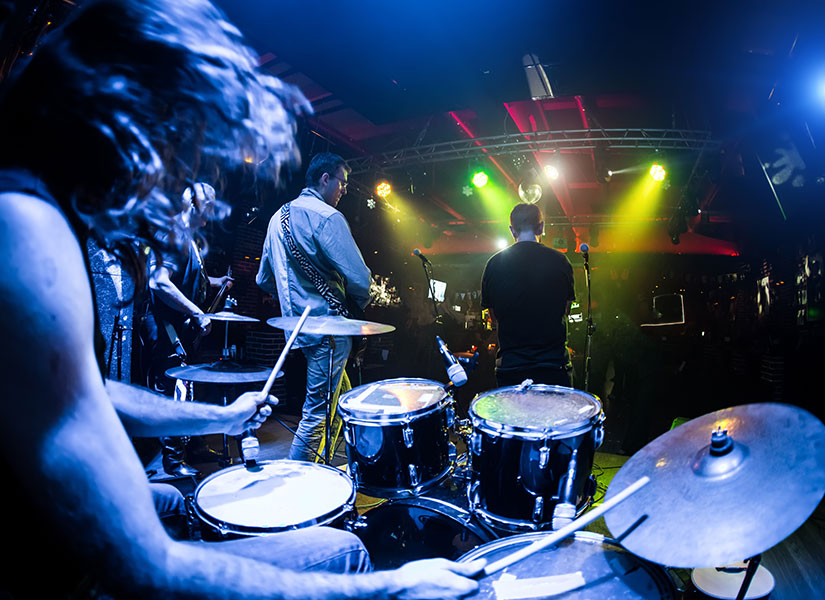 Küçük ve samimi sahnelerde çıkan grupları keşfetmek de ayrı bir keyif.