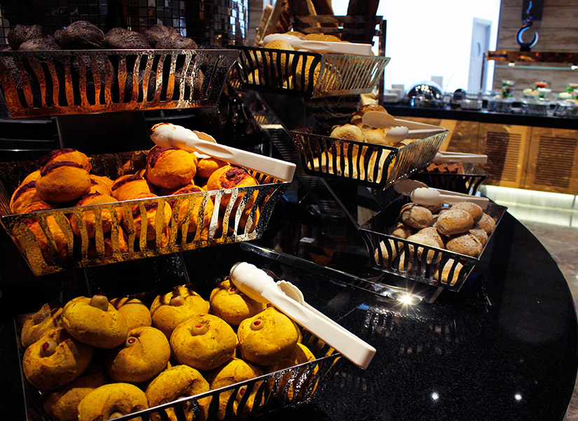 Elexus'un ana restoranı Reflection'ın açık büfesi oldukça zengin.