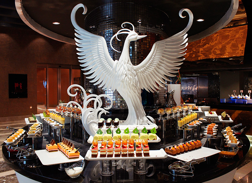 Elexus'un ana restoranı Reflection'ın rengarenk tatlı büfesi.