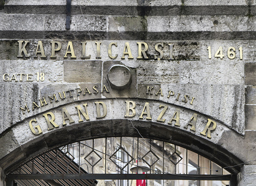 Yabancıların 'Grand Bazaar' dediği Kapalı Çarşı'da ürün çeşidi oldukça fazla.