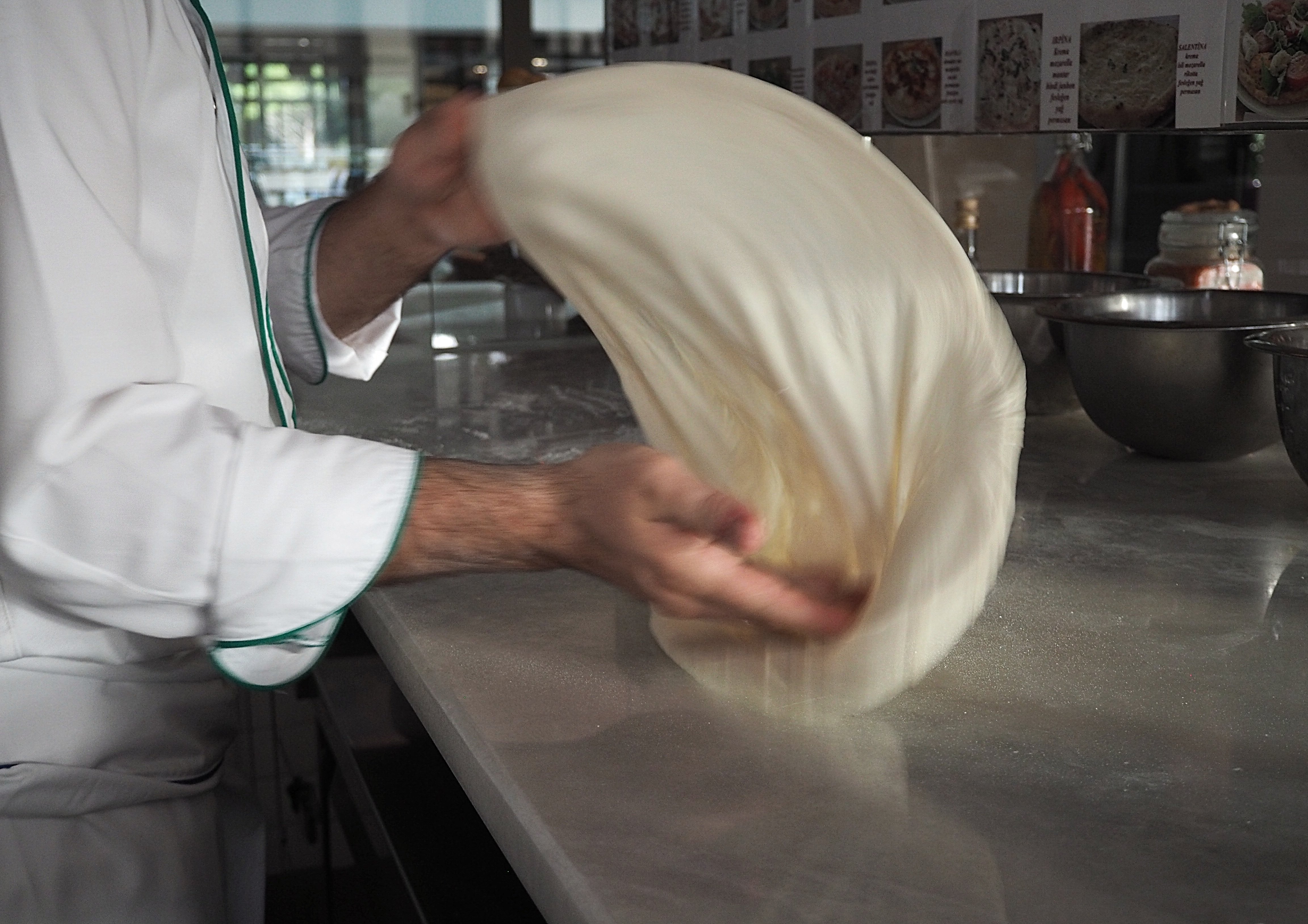 Fratelli la Bufala’da pizza yapımı