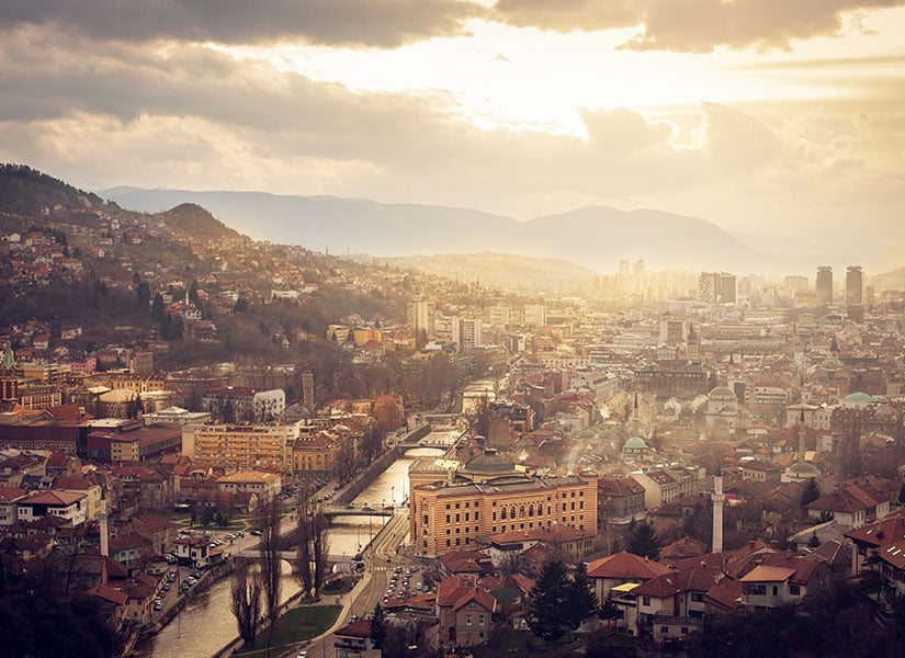 Saraybosna, yemyeşil sokaklarında sakin ve huzurlu yürüyüşler yapabileceğiniz bir şehir.