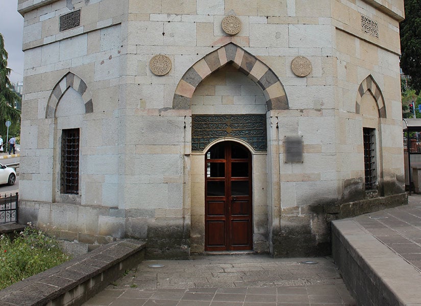 Trabzon gezilecek yerler, Gülbahar Hatun Camii ve Türbesi