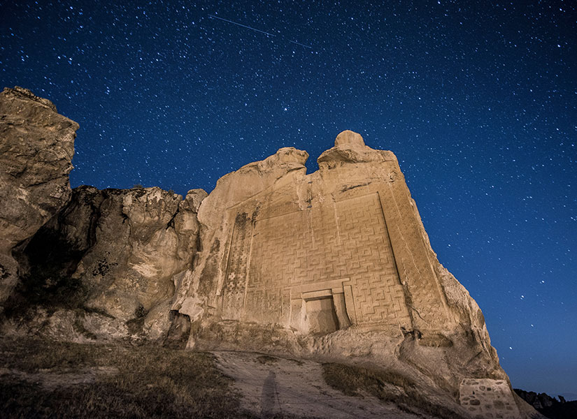 turkiye-trekking-firg-yolu-yazili-kaya