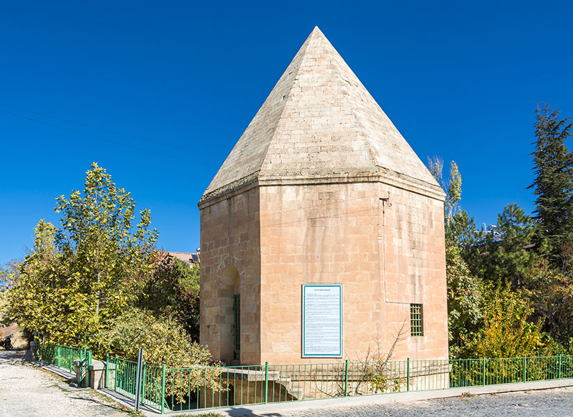 Elazığ'da gezilecek yerler - Mansur Baba Türbesi